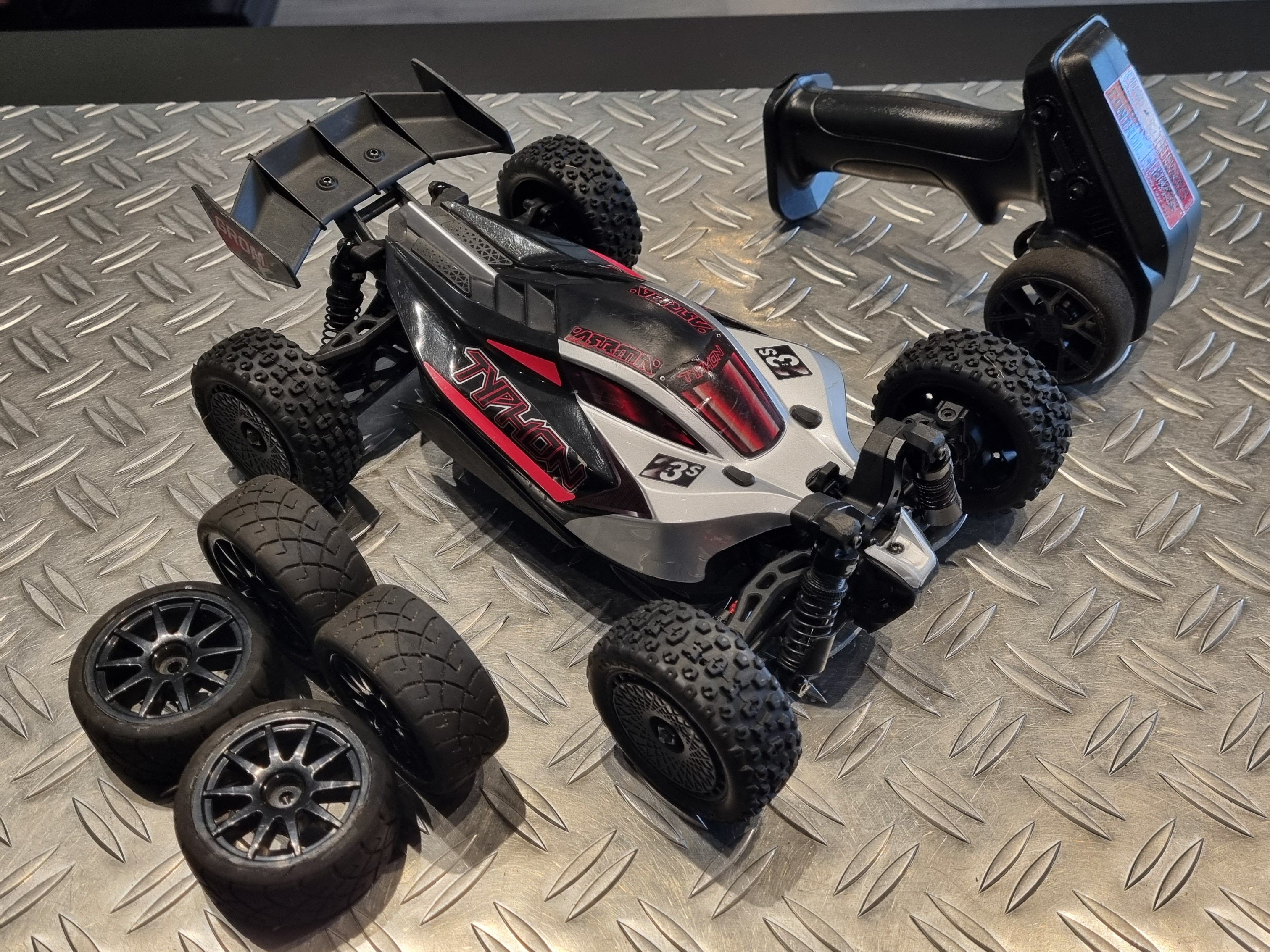 Arrma Typhon GROM 223 Brushless 4WD RTR - Zilver