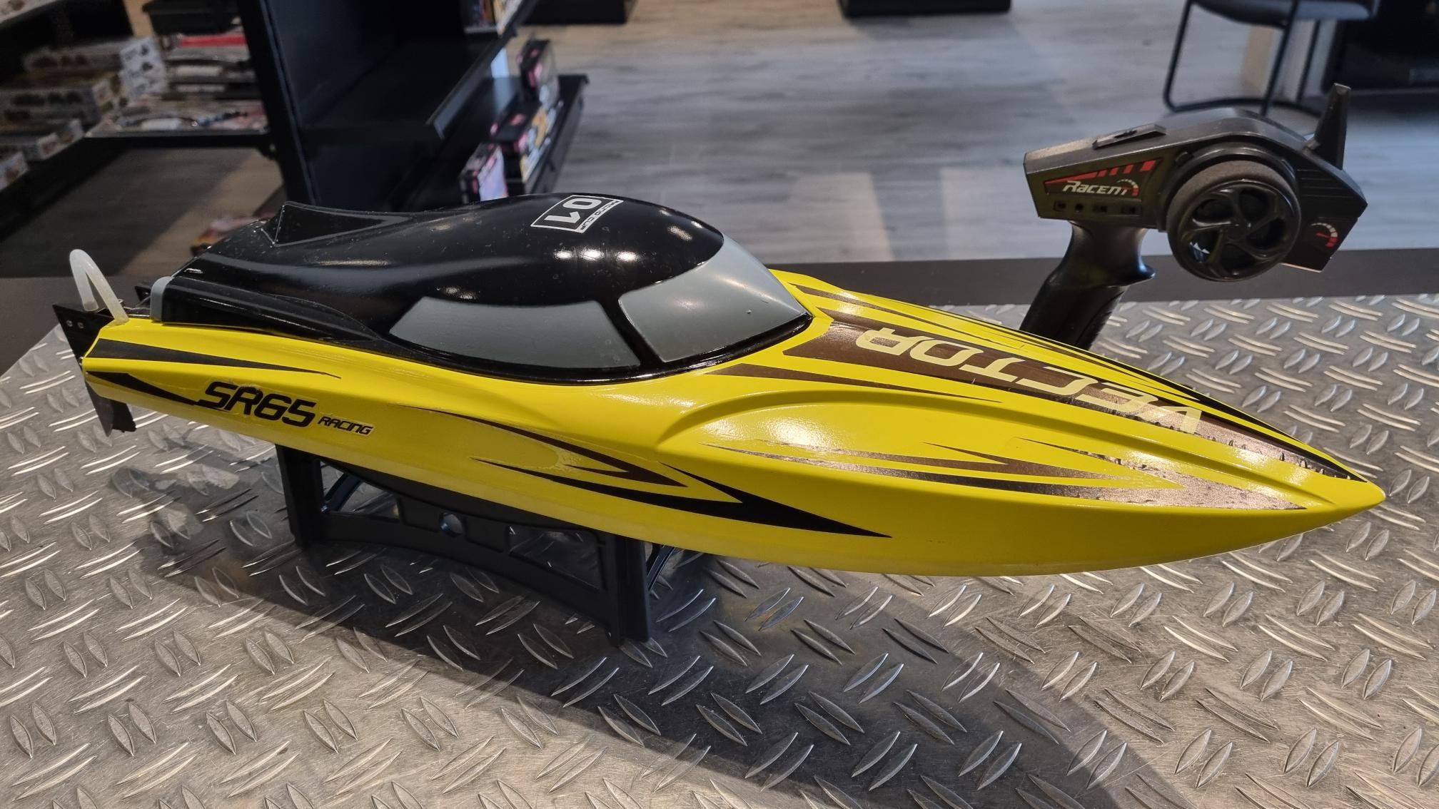 VOLANTEX RACENT VECTOR SR65CM BRUSHED RACE BOOT RTR Geel (incl accu & lader)