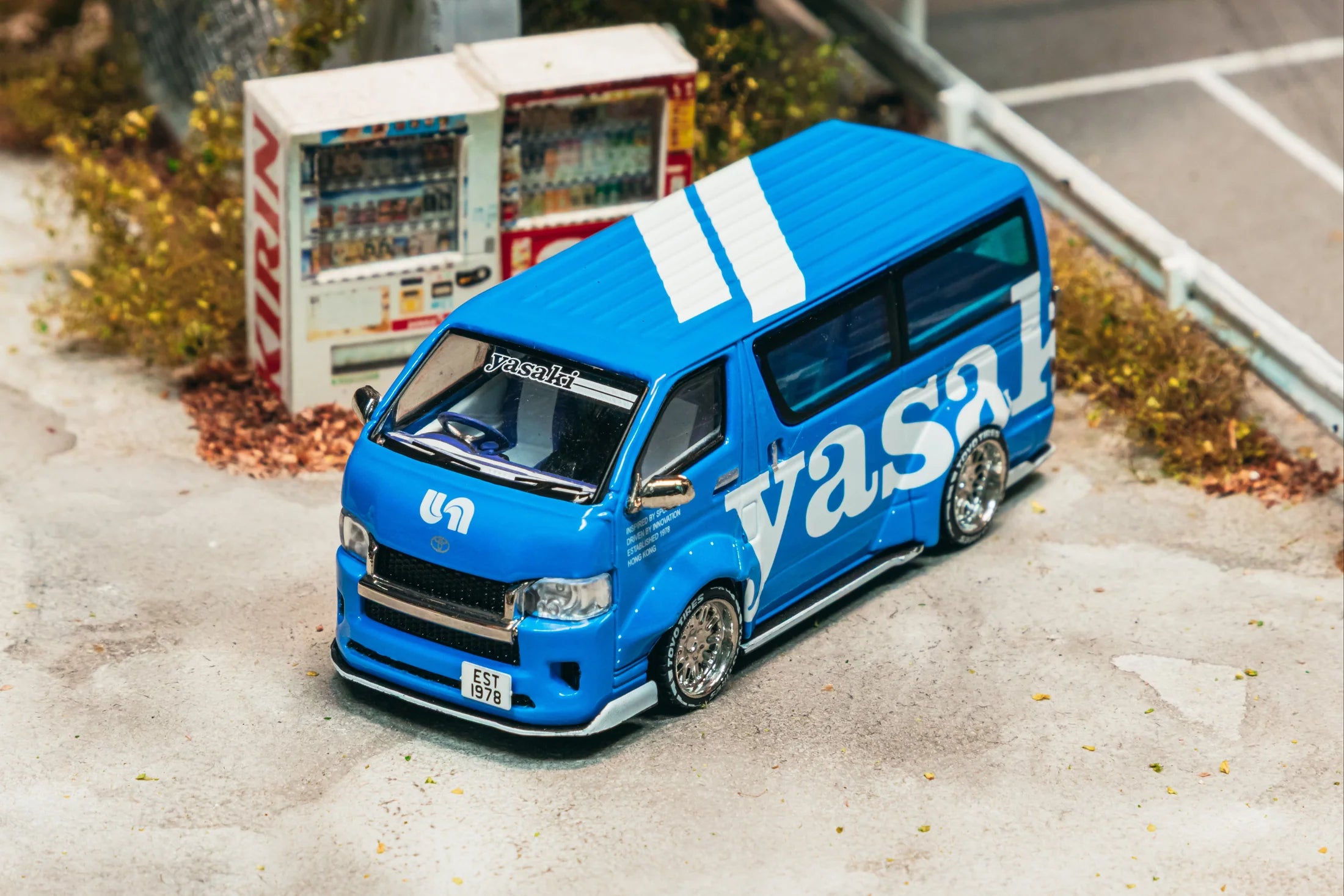 Tarmac Works Hobby 64 - Toyota Hiace Widebody Yasaki Special Edition