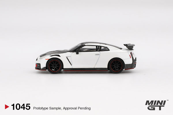 MINI GT 1045 - Nissan GT-R Nismo 2024 Brilliant White Pearl